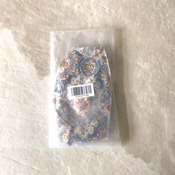 BNWT Paisley Scarf Face Mask-Sealed. COLOR: LIGHT BLUE/MULTI - Picture 5 of 5